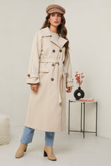 310 - Manteau long, col chemise, fermeture à six boutons avec un détaille boutons sur les poignets, une ceinture à la taille et deux poches à l'avant