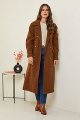 310 - Manteau long, col chemise, fermeture à six boutons avec un détaille boutons sur les poignets, une ceinture à la taille et deux poches à l'avant