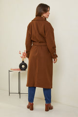 310 - Manteau long, col chemise, fermeture à six boutons avec un détaille boutons sur les poignets, une ceinture à la taille et deux poches à l'avant