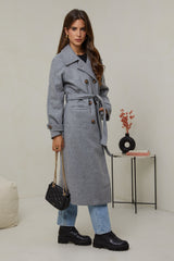 310 - Manteau long, col chemise, fermeture à six boutons avec un détaille boutons sur les poignets, une ceinture à la taille et deux poches à l'avant