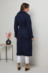 310 - Manteau long, col chemise, fermeture à six boutons avec un détaille boutons sur les poignets, une ceinture à la taille et deux poches à l'avant