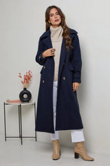 310 - Manteau long, col chemise, fermeture à six boutons avec un détaille boutons sur les poignets, une ceinture à la taille et deux poches à l'avant