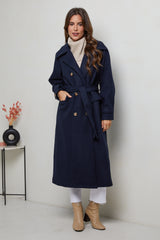 310 - Manteau long, col chemise, fermeture à six boutons avec un détaille boutons sur les poignets, une ceinture à la taille et deux poches à l'avant
