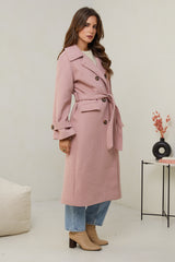 310 - Manteau long, col chemise, fermeture à six boutons avec un détaille boutons sur les poignets, une ceinture à la taille et deux poches à l'avant