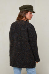 665 Manteau court tissu à motif, col rond fermeture à 4 boutons avec deux poches à l'avant