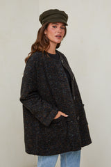 665 Manteau court tissu à motif, col rond fermeture à 4 boutons avec deux poches à l'avant