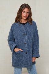 665 Manteau court tissu à motif, col rond fermeture à 4 boutons avec deux poches à l'avant