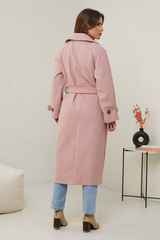 310 - Manteau long, col chemise, fermeture à six boutons avec un détaille boutons sur les poignets, une ceinture à la taille et deux poches à l'avant